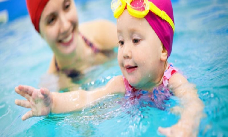 Cara Mengajarkan Anak Tentang Berenang
