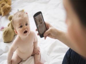 Kenali Bahaya Terlalu Sering Posting Foto Anak