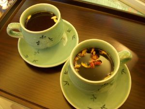Negara Korea terkenal akan hasil tanaman gingsengnya yang melimpah sehingga Korea sering juga disebut Negri Gingseng. Selain gingseng di Negara Korea juga terdapat teh herbal yang menyehatkan. Teh yang dihasilkan di Korea berbeda dengan teh herbal dari negara lainnya karena mempunyai banyak keunggulan dan juga manfaatnya bagi kesehatan. untuk itu Anda perlu mengenal teh herbal sehat dari korea tersebut. Berikut ini beberapa jenis teh serbal yang menyehatkan yang berasal dari Korea. Sponsor: aplikasi hrd system Teh Buah Plum (Maeshil-cha) Buah Plum adalah jenis buah-buahan yang sering dikonsumsi oleh warga Korea serta banyak tumbuh di negara tersebut. selain dikonsumsi sebagai buah-buahan buah plum juga dapat dijadikan minuman yang menyehatkan yaitu dibuat menjadi teh. Buah plum yang akan dijadikan teh adalah buah yang masih muda dan masih berwarna hijau. Karena dibuat dari bauh yang belum masak maka teh buah plum akan berasa asam, manis, dan beraroma yang agak aneh. Walaupu demikian teh buah plum mempunyai banyak manfaat bagi kesehatan yaitu untuk mengatasi badan yang lemah yang disebabkan karena flu ataupun pilek. Teh Akar (Ssanghwa-cha) Teh akar adalah seduhan teh yang berasal dari akar-akar tanaman herbal yang menyehatkan badan. Akar tersebut terdiri dari berbagai jenis akar tanaman seperti batang kayu manis, rehmanniae radix, dan akar ginseng. Akar-akaran tersebut akan direbus dengan air putih dan diseduh ketika masih hangat. Kandungan nutrisi serta senyawa kimiawi yang terdapat pada akar tanaman tersebut sering dipergunakan sebagai ramuan obat oleh orang-orang zaman dahulu karena sangat bermanfaat bagi kesehatan badan. Seduhan teh akar ini akan berasa sangat pahit karena terdiri dari berbagai jenis akar tanaman, untuk itu sering ditambahkan madu sebagai pemanis teh akar ini. Teh Goji Berri (Gugija-cha) Jenis teh yang selanjutnya adalah teh goji beri. Teh ini mempunyai rasa yang sangat manis serta aromanya yang khas sehingga teh ini sangat diminati oleh sebagian besar warga korea terutama bagi kalangan muda. selain rasanya yang manis teh goji berri banyak diminati karena sangat bermanfaat bagi kesehatan. dengan rutin mengkonsumsi jenis teh ini berguna untuk mencegah dari berbagai penyakit terutama penyakit kanker. Hal ini dikarenakan buah goji berri terkenal akan kandungan antioksidannya yang tinggi. Selain berguna untuk mencegah penyakit mengkonsumsi teh goji berri juga akan membuat kulit menjadi lebih sehat dan cantik. Teh Jujube (Daechu-cha) Jujube adalah nama buah-buahan yang terdapat di Negara Korea. Buah jujue berbentuk bulat kecil dan akan berwarna coklat tua ketika sudah masak. Selain dikonsumsi sebagai buah-buahan jujube juga sering dikonsumsi sebagai teh. Teh ini terbuat dari buah jujube yang telah matang dan dikeringkan terlebih dahulu. Zat yang terkandung dalam teh jujube berguna untuk mengatasi mual sehingga sangat cocok untuk dikonsumsi ketika sedang sakit dan sering merasa mual.