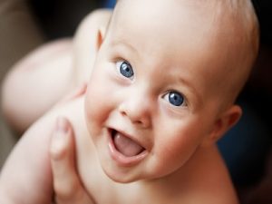 Cara Kenali Tanda-Tanda Mata Juling Pada Bayi