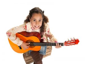 Bagaimana Cara Mengajarkan Anak Bermain Gitar