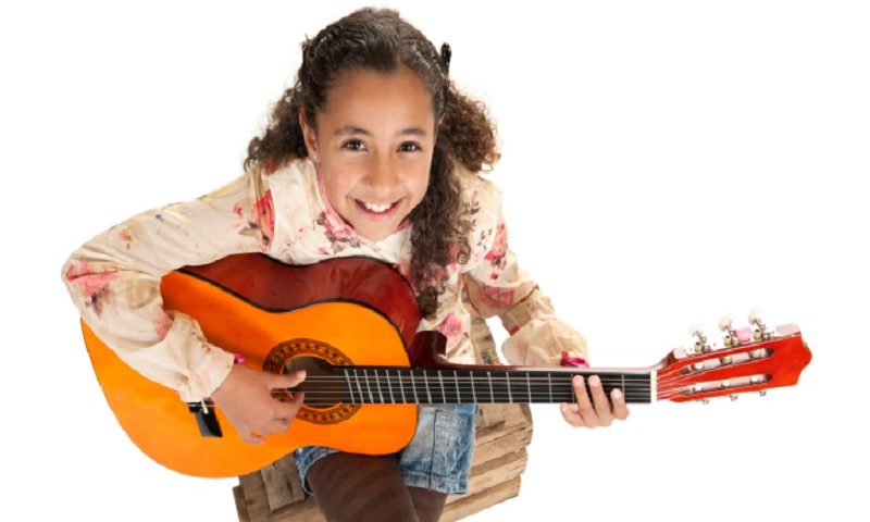 Bagaimana Cara Mengajarkan Anak Bermain Gitar