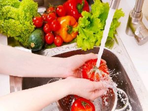 Awas Lilin Dan Bakteri! Cuci Buah Dan Sayur Tak Cukup Pakai Air Saja