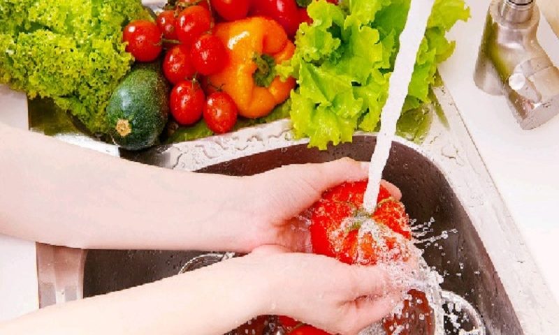 Awas Lilin Dan Bakteri! Cuci Buah Dan Sayur Tak Cukup Pakai Air Saja